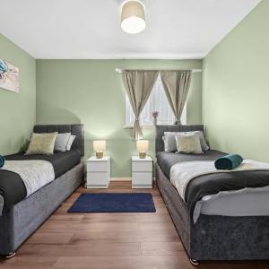 Spacious 4-Bed Home Near Birmingham City Centre with large Garden and WiFi