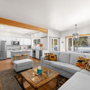 Birdie Glen Retreat - Golf course getaway with hot tub and office