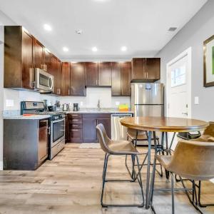 Cle Suites 1BR 1BA 5 min Walk to Cle Clinic #15