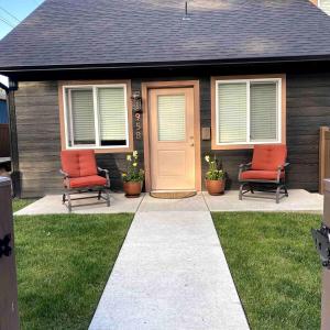 Darling Downtown Cottage - summer in CDA!