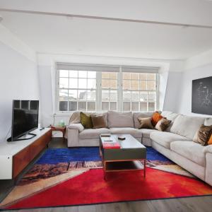 Large 3 bedrm apartment in heart of Theatre Land