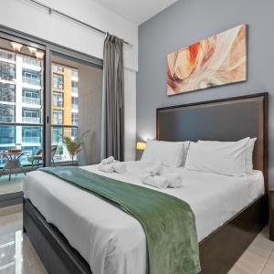 Central Business Bay Studio by StayInHomes - 10 mins Burj Khalifa - Parking - Pool - Gym