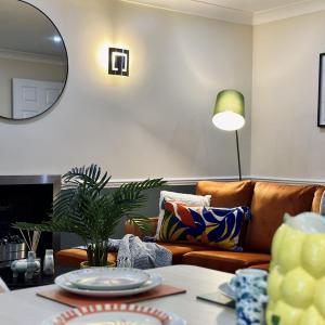 Stylish 3 Bedrooms -Free Parking-Sleeps 8