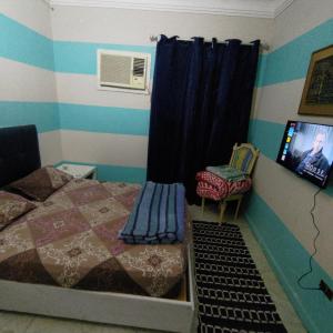 Cairo Gem budget room with AC and smart TV, 12minutes from the airport please only book through booking we can't offer booking outside the app, please contact us via phone number provided after confirming your booking, so we can check you in, thanks