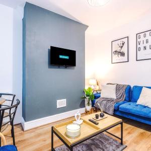 Modern Manchester 3-bed home , sleeps 7, FREE parking & close to city centre