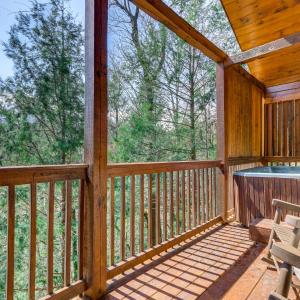 Smoky Mtn Escape w/ Hot Tub: 4 Mi to Gatlinburg!