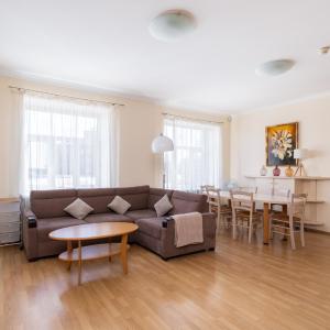 Large 3BR Apartment with Balcony 5 min to Old Town by Tram