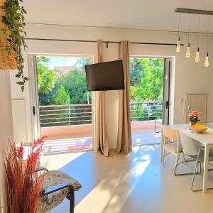 Vouliagmeni Top Floor Maisonette - 2