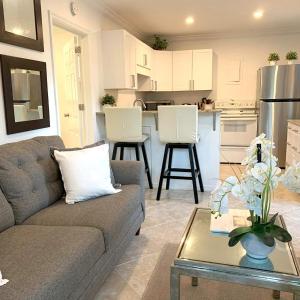 Sunny and Bright South Cottage - Quiet and Central