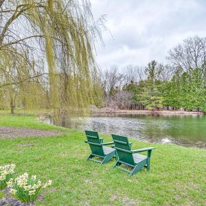 8 Mi to Lake Michigan: Creative Retreat w/ Deck!