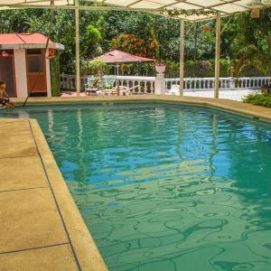 Hermosa villa con piscina