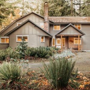 Mt Baker Lodging Cabin 3 is a Very large cabin on acreage