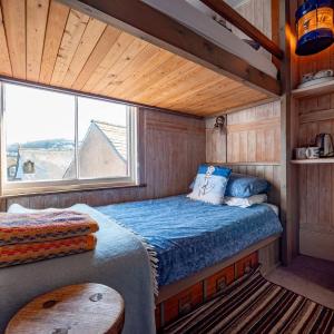B&b Bunk Room Above Caf Alf Resco In Dartmouth