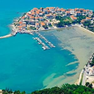 Sea Breeze Studio Apartment, 30m to Pebble Beach, Central Stobreč with Summer Amenities