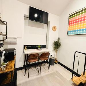 Hackney Central Studios - NO 19 - Vibrant City Getaway