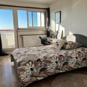 Chambre privée dans appartement femmes uniquement vue Tour Eiffel et piscine