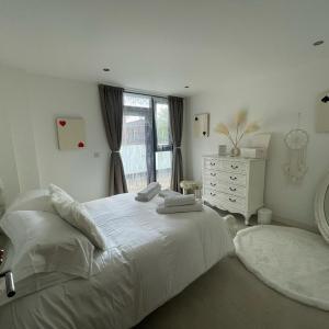 Charming & Cosy Double Room with Balcony in Wembley - Walking Distance to Wembley Stadium!