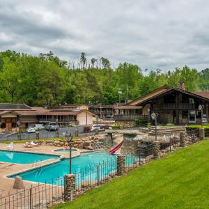 Pine Needle by AvantStay Log Cabin w Gorgeous Views Hot Tub Patio Pool Table