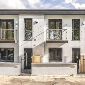 Elegant & Spacious House 3BR 3BA Balcony Patio