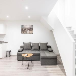 Central Minimalistic & Cozy Apartment on Joseph Boulevard