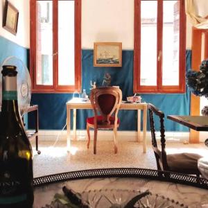 Scenic Artist's Home on Canal in City Center 100 Square Meters