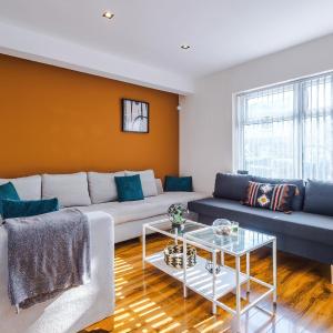 Stunning 3 Bedroom Home In Stretford, Game Room, Summer House, Smart TV, Driveway