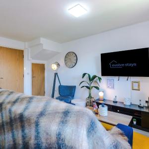 Huge 5 Bedroom Townhouse In Salford, Free Parking, Sleeps Up To 11 Guests