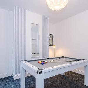 Stunning 3Bedroom Home, Game Room, Free Parking, Fully Stocked, Sleeps 8