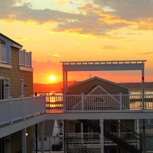 Ashworth Escape Balcony Steps to Beach AC