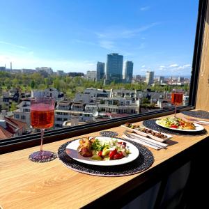 Blue Iris, 2BR, Stunning Views, Jacuzzi and Workspace