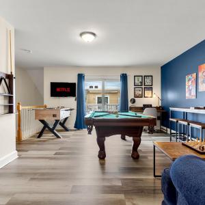 Fun Game Room Steps to Beach 2 Level Lux Condo
