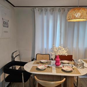 It is a 3-minute walk from Chungmuro Station, near Myeong-dong, breakfast, and luggage storage services are included