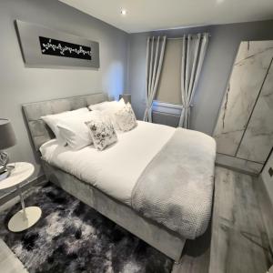 DYNASTAYS- Stylish Seaside Home- Adults Only, Dog Friendly, Garden & Parking