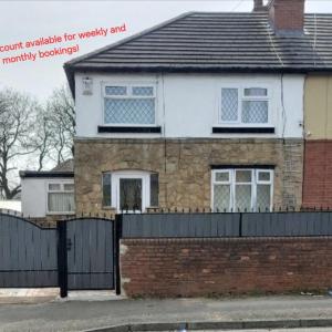 Modern 3 bedroom house, 3 Bathroom, secure parking, Wi-Fi & Garden