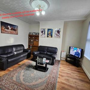 Spacious two bedroom house, parking and WiFi