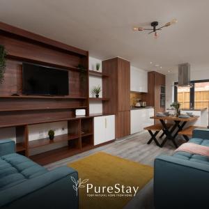 Luxury 5-Bedroom Manchester House Sleeps 9 with Private Garden by PureStay