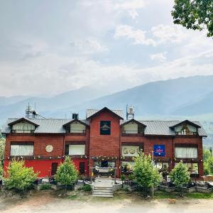 Crimson inn by Senderos De Pine