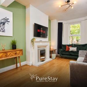 BIG Contractor House with 6 Beds & Free Parking by PureStay - 7 night min!