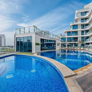 Chic One-Bed Haven w Pool & Gym Heart of Dubai