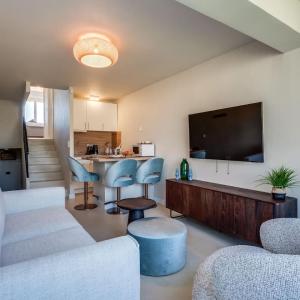 Ultimate Rentals - Centrally Located Beachside Apartment