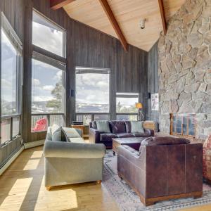 Panoramic Mountain-View Retreat w/ Hot Tub + Deck!