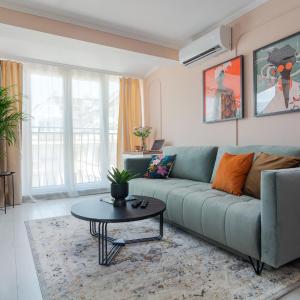 Maison Colorée - Bright And Cozy Home by Metro And Mall