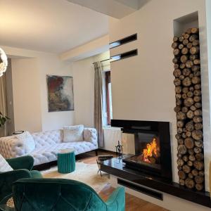 House with Fireplace & Jacuzzi