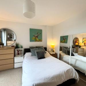 Mid-Century Modern Flat with Panoramic City Views