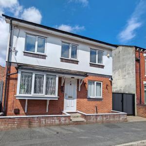 HEYHOO Regent House - Holiday Home With Free Parking - 5 Minutes Drive to Coop Live Arena, Etihad Stadium & Manchester City Centre