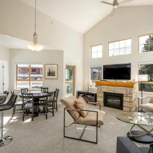 2BR + Loft & Sofabed Tyndall Stone Lodge Mountain Views Pool, Hot Tub & Free Parking