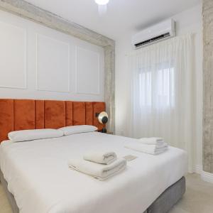 Plaza Victoria Apartment by Caleta Homes