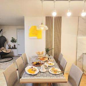 8 minutes walk from Sillim Station, fully furnished