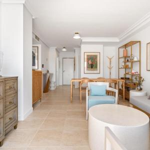 Modern Duplex Penthouse in gated complex RDR487