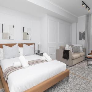 Venice House Stylish Stay with Balcony